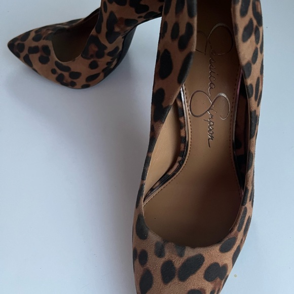 Jessica Simpson Women's Synthetic Parthenia Pointy Toe Stiletto Pump - Picture 2 of 5